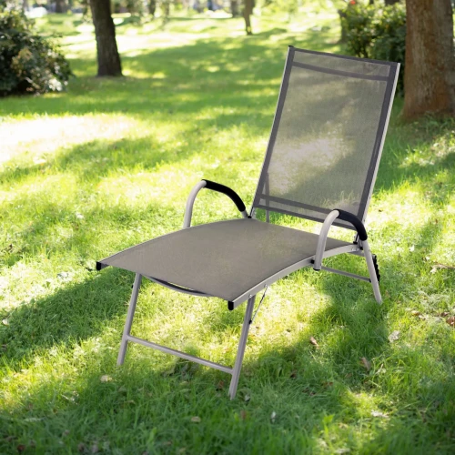 lezak-ogrodowy-tarasowy-jasnoszary-aluminium-elegancki-produkt-marka-jumi-wizualizacja-w-ogrodzie.webp