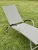 lezak-ogrodowy-tarasowy-jasnoszary-aluminium-elegancki-produkt-marka-jumi-wizualizacja.webp
