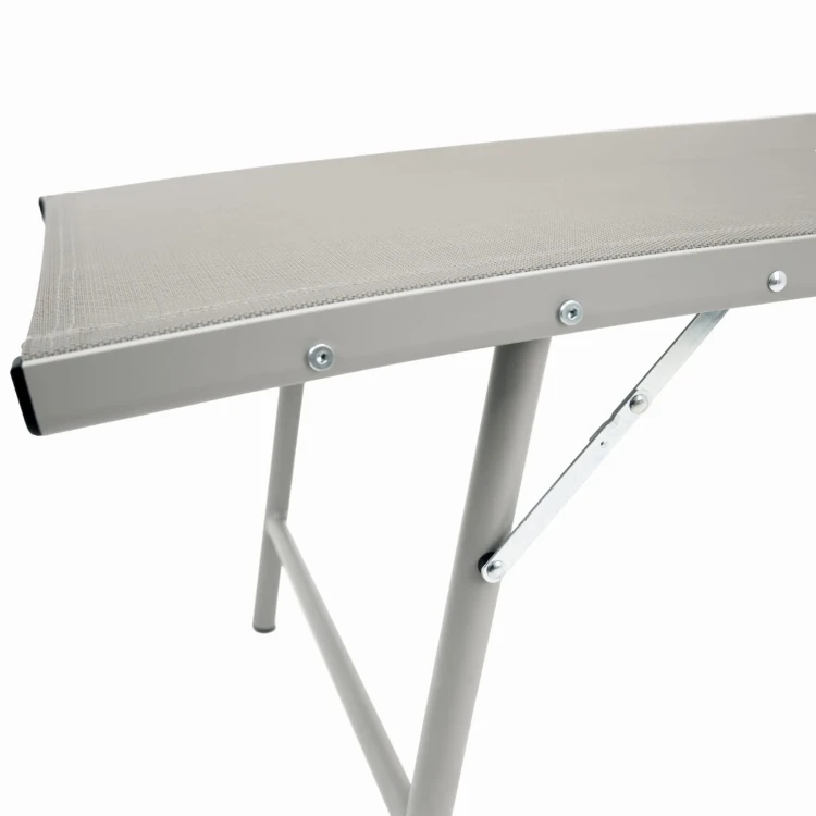 lezak-ogrodowy-tarasowy-jasnoszary-aluminium-elegancki-produkt-marka-jumi-podnozek.webp